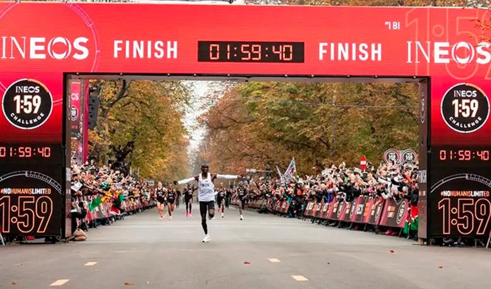 El atleta keniata logró un nuevo registro en un certamen organizada, especialmente, para batir el récord en la prueba de 42 kilómetros.