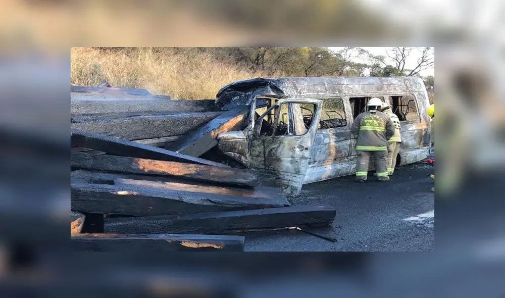 El choque se produjo a la altura del puente de Calderón en el kilómetro doce de la autopista.