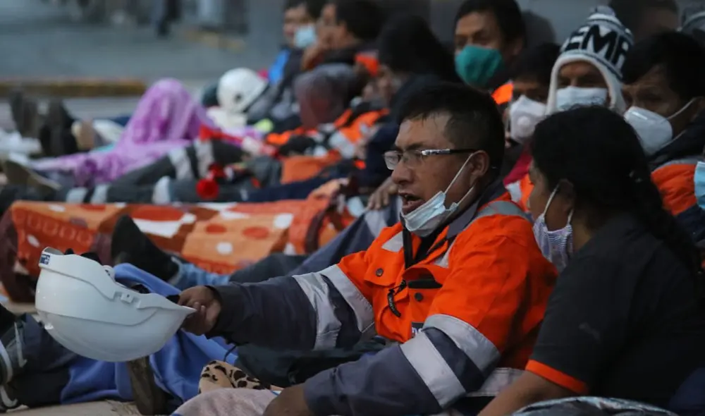 Mineros llegaron al frontis del Congreso para exigir su reposición a la minera. Foto: Jorge Cerdán / La República