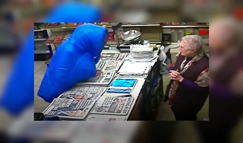 Vía YouTube. La octogenaria se ganó la admiración de todos al enfrentarse a ladrones para defender su negocio Vía YouTube. La octogenaria se ganó la admiración de todos al enfrentarse a ladrones para defender su negocio