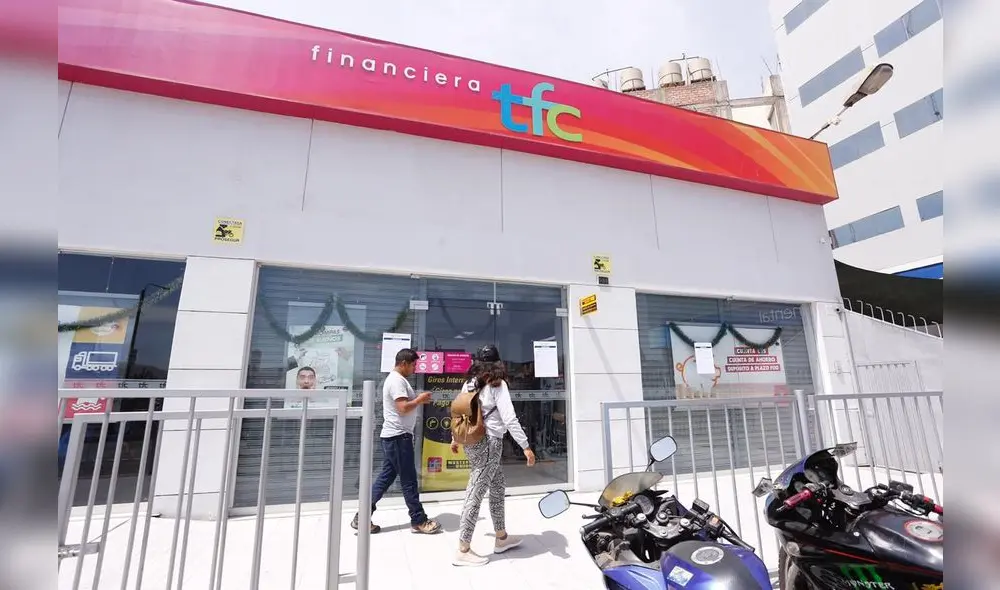 Personal de la SBS recopiló documentos en local de la financiera TFC en Arequipa.