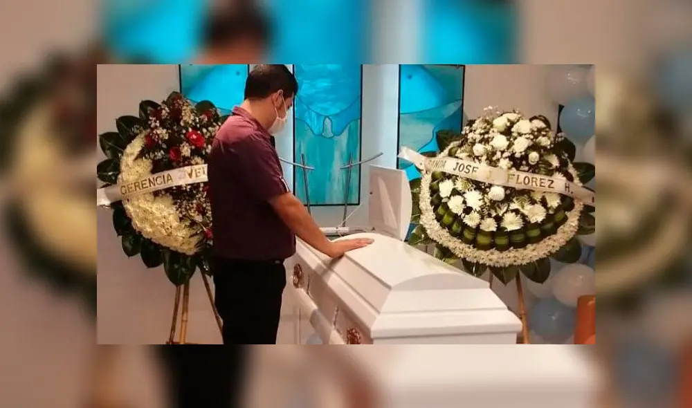 Frank Jiménez en la funeraria de Samuel Francisco, a quien le dijeron que su hijo había muerto por el Sars-Cov-2. Foto: El Tiempo de Colombia.