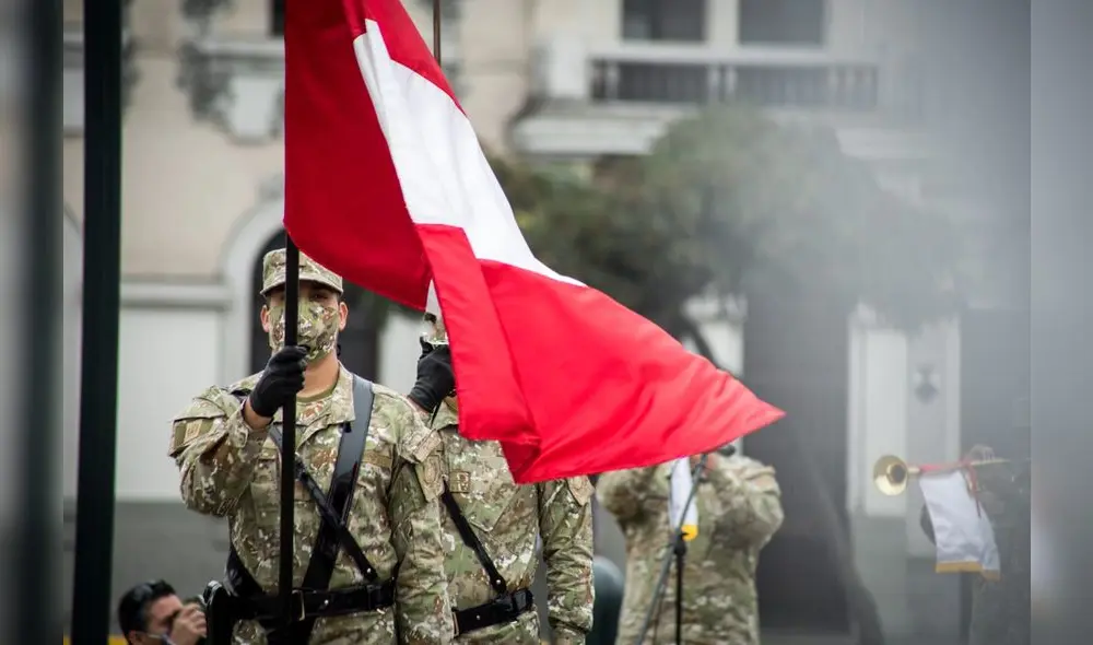 Homenaje por el día de la bandera en la plaza Bolognesi / Fotos: John Reyes