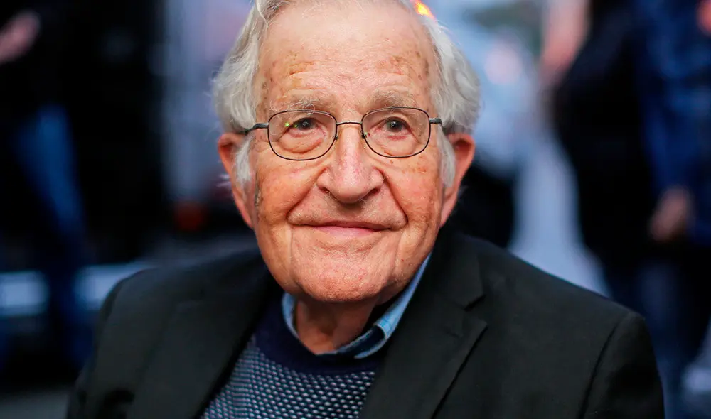 "La única esperanza de hacer frente a las dos crisis existenciales, que sí amenazan con la extinción, es abordarlas a través de una democracia vibrante", sostuvo el lingüista estadounidense.