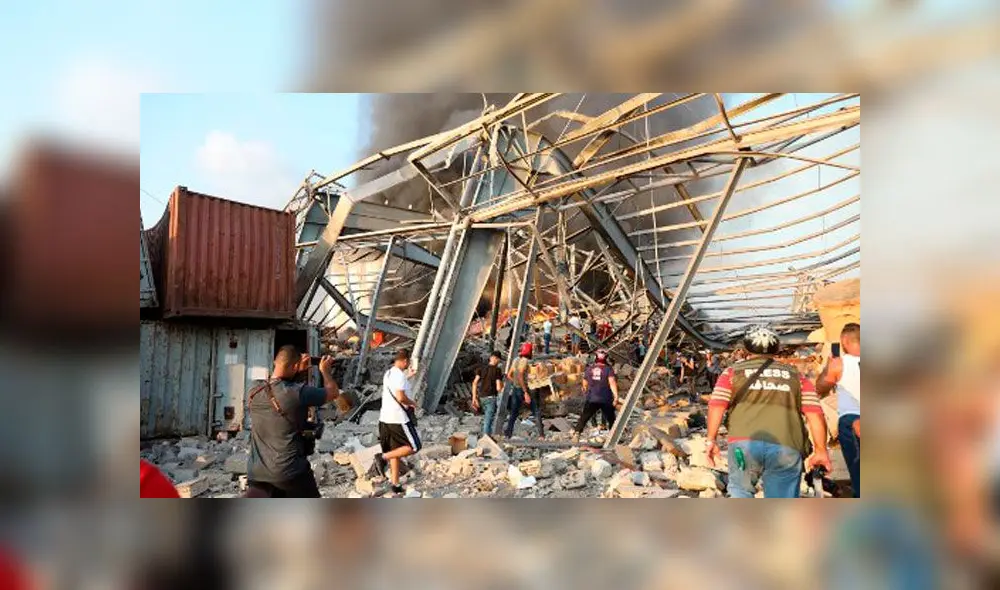 Personas caminan en la escena de la explosión en Beirut el 4 de agosto de 2020. Foto: AFP.