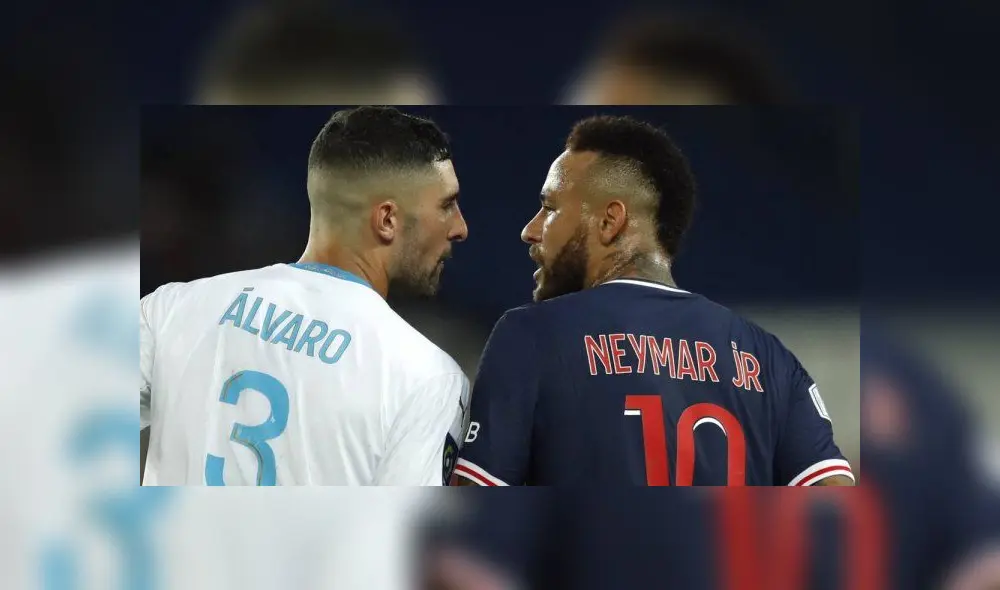 Neymar y Alvaro González protagonizaron un encendido intercambio. Foto: EFE Neymar y Alvaro González protagonizaron un encendido intercambio. Foto: EFE
