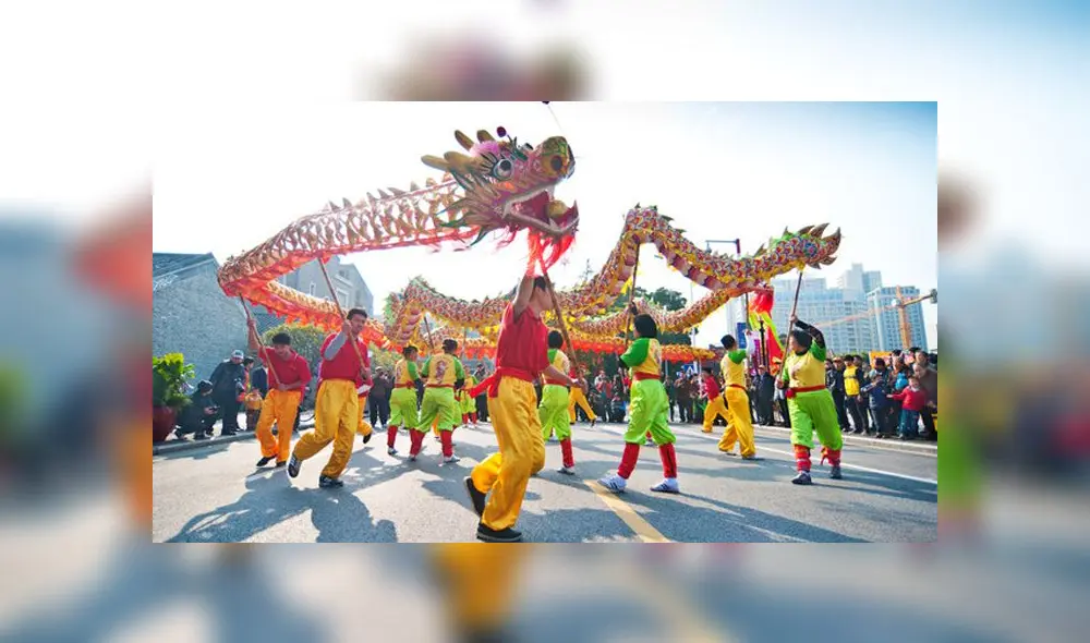 El equipo de danza realizan movimientos ondulantes con la flexible figura del dragón. El equipo de danza realizan movimientos ondulantes con la flexible figura del dragón.