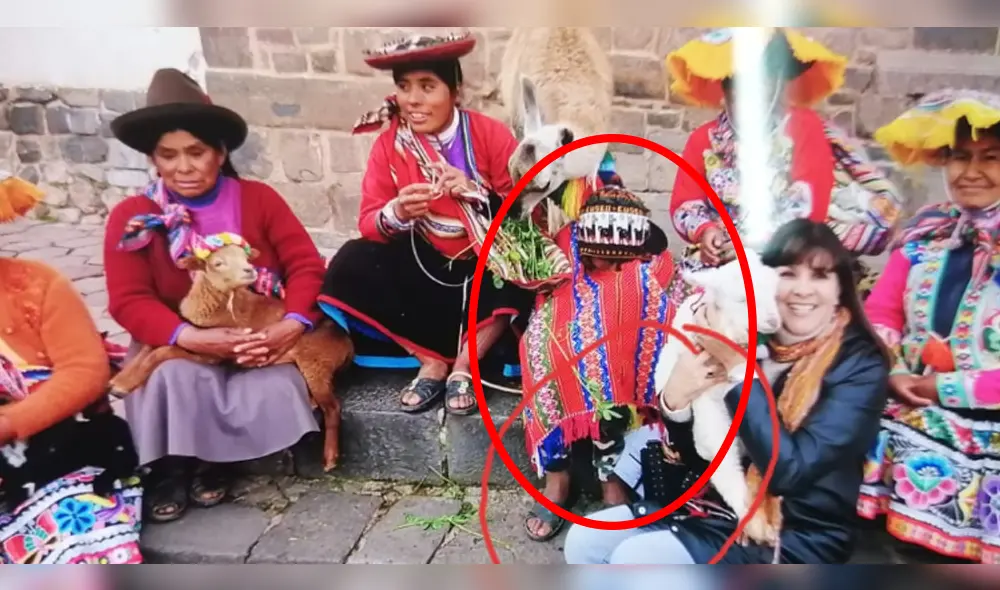 Menor labora junto a su madre ofreciendo fotografías a los turistas en la plazoleta San Blas en Cusco. Menor labora junto a su madre ofreciendo fotografías a los turistas en la plazoleta San Blas en Cusco.