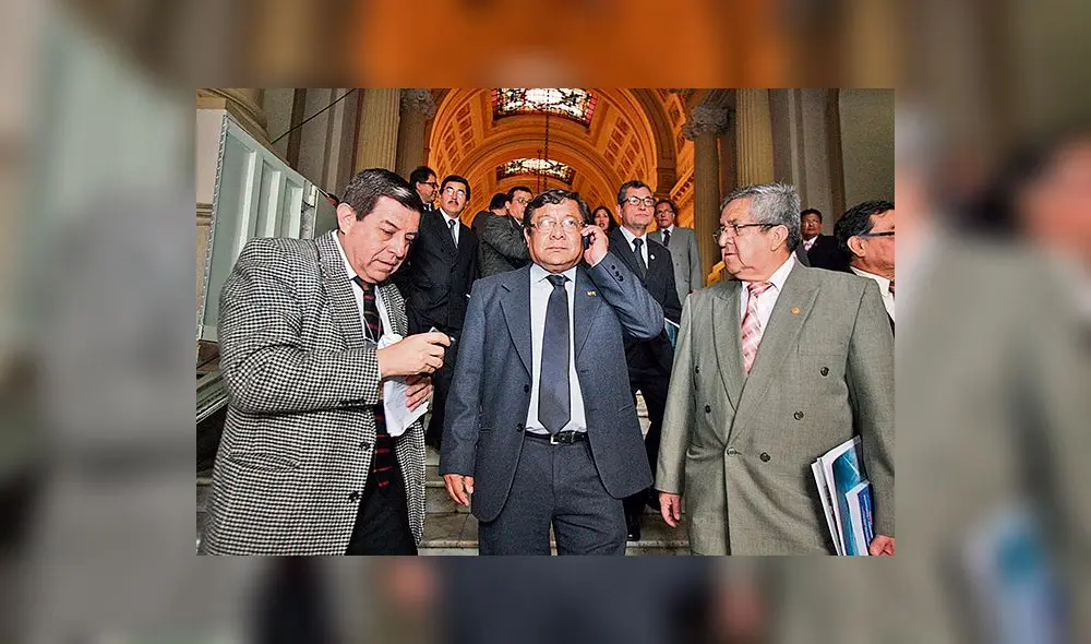 Consejo UNT suspende a Velásquez como docente Consejo UNT suspende a Velásquez como docente