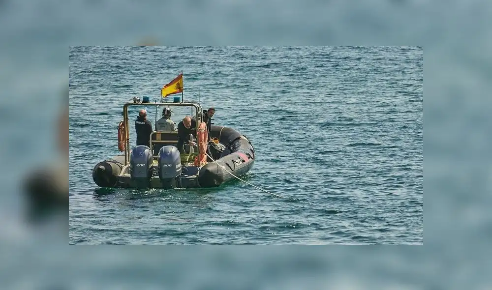 La lancha de la Guardia Civil se volcó luego de que colisionara con la de los narcotraficantes. Foto: referencial / La Vanguardia. La lancha de la Guardia Civil se volcó luego de que colisionara con la de los narcotraficantes. Foto: referencial / La Vanguardia.