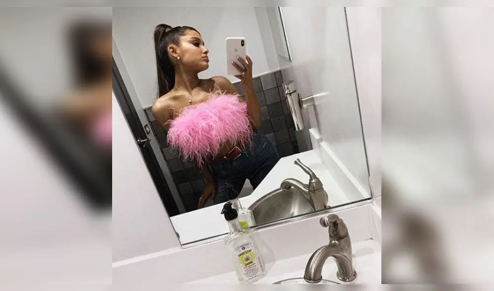 Ariana Grande besa en la boca a mujer y fans enloquecen con escena [FOTOS]