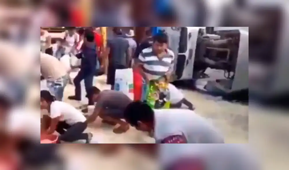 Tráiler sufre volcadura y pobladores aprovechan para robar toneladas de azúcar