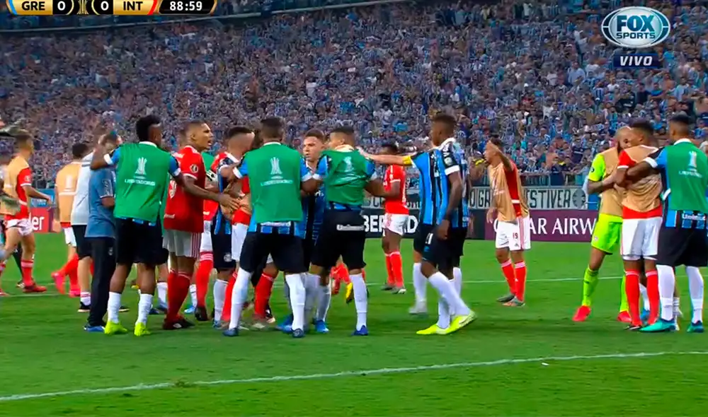 Jugadores del Internacional y Gremio protagonizaron batalla campal en la Copa Libertadores 2020. | Foto: Fox Sports Jugadores del Internacional y Gremio protagonizaron batalla campal en la Copa Libertadores 2020. | Foto: Fox Sports