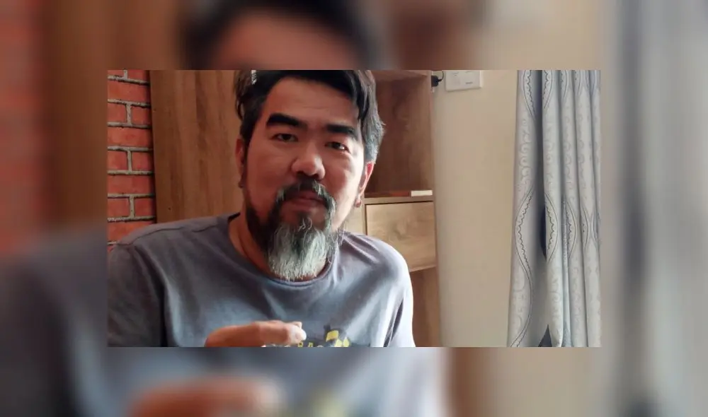 Un tailandés horrorizado tras expulsar una tenia gigante. Foto: Facebook. Un tailandés horrorizado tras expulsar una tenia gigante. Foto: Facebook.