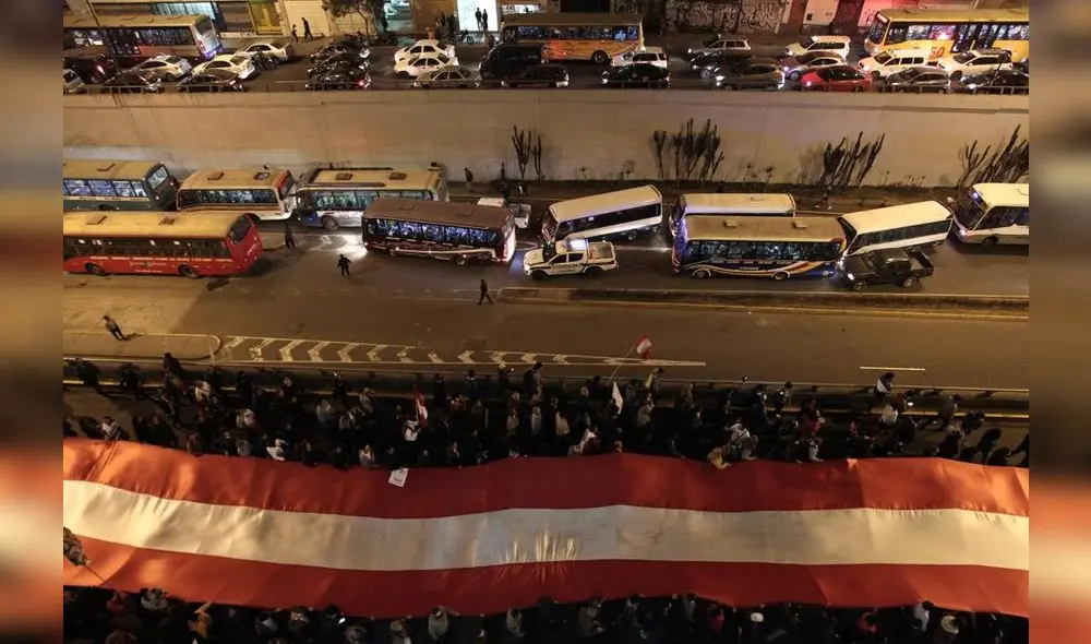 “¡Que se vayan todos!”: las mejores postales de la marcha a favor del adelanto de elecciones “¡Que se vayan todos!”: las mejores postales de la marcha a favor del adelanto de elecciones