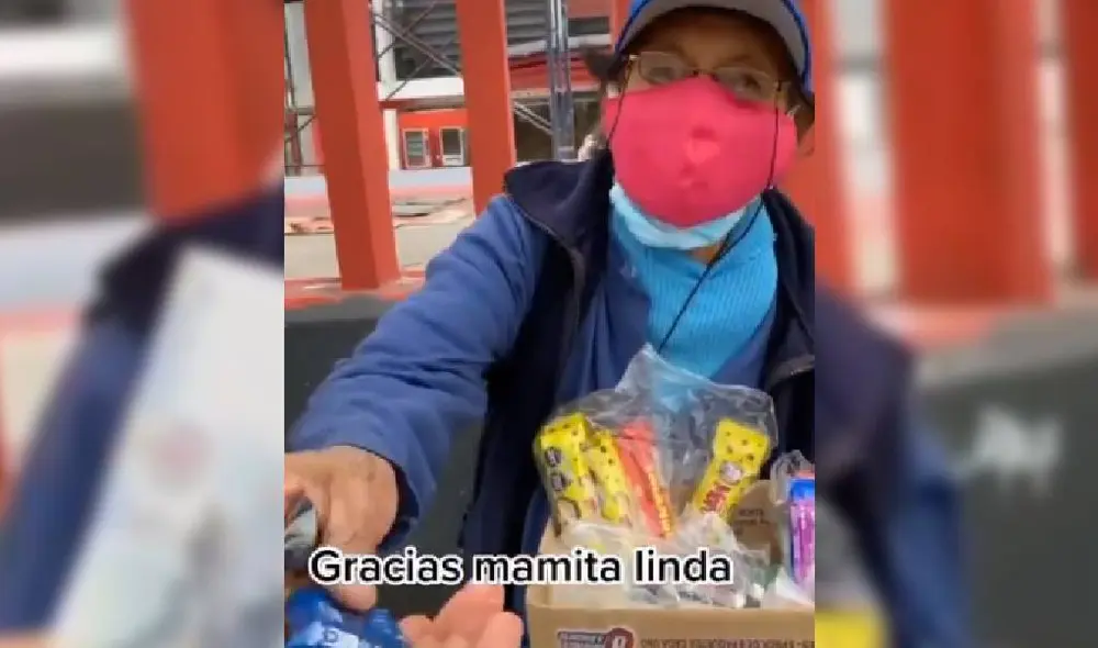 El joven ayudó a la señora que se encontraba vendiendo en las calles. Foto: TikTok/Captura/@lima El joven ayudó a la señora que se encontraba vendiendo en las calles. Foto: TikTok/Captura/@lima