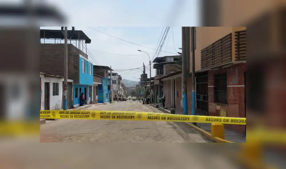 Al menos 14 casquillos de bala fueron encontradas en la escena del crimen, la cuadra 5 de la calle César Vallejo. (Foto: Joel Robles / La República) Al menos 14 casquillos de bala fueron encontradas en la escena del crimen, la cuadra 5 de la calle César Vallejo. (Foto: Joel Robles / La República)