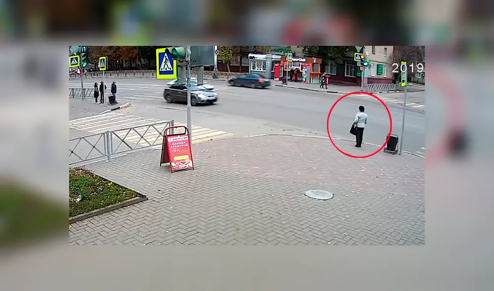 Mujer se salvó milagrosamente de morir arrollada por un imprudente conductor que se despistó e invadió la vereda. Video es viral en Facebook