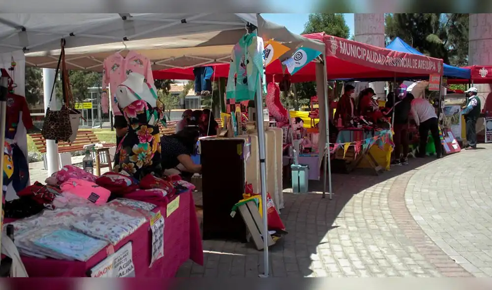 Guías ofertan varios productos en feria de emprendimiento organizado por la Municipalidad de Arequipa. Foto: MPA.