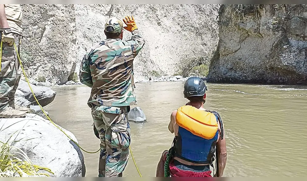 Buscan a Kevin en río Colca. Buscan a Kevin en río Colca.