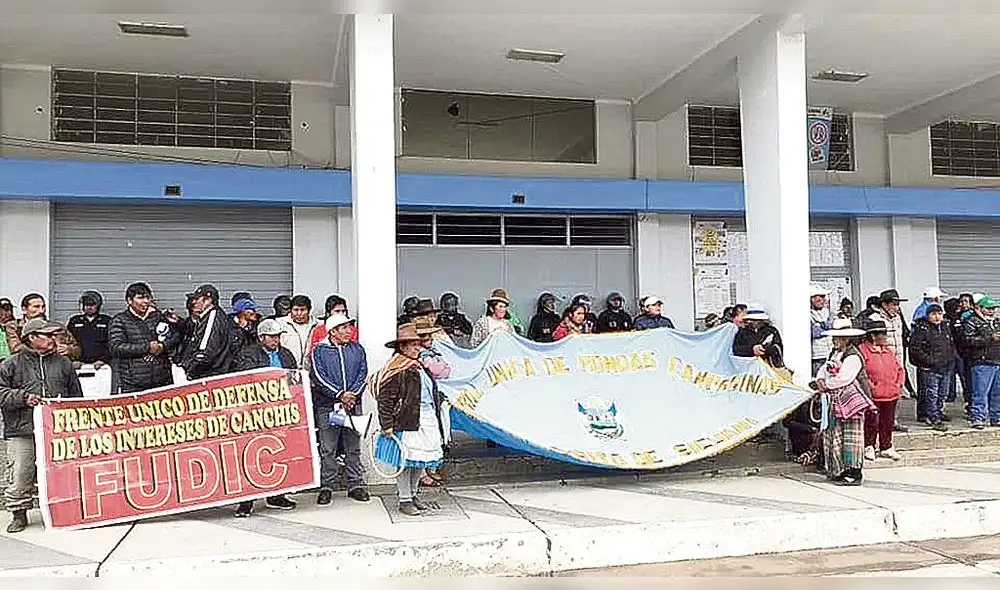 rechazo. Pobladores de Canchis tomaron sede municipal. Exigieron presencia de Fiscalía.