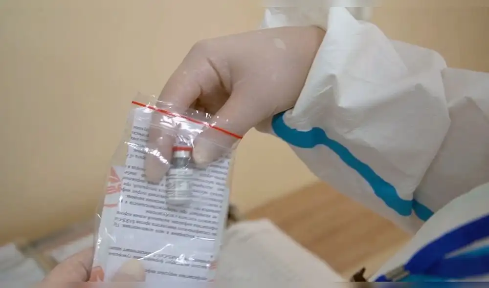 Una ampolla de la vacuna rusa contra el coronavirus en la sala de un hospital militar de Moscú. Foto: Ministerio de Defensa de Rusia / Sputnik.