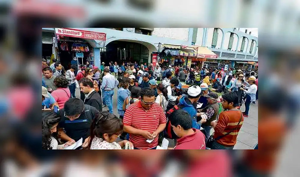 Arequipeños gastan S/ 600 para llenar álbum de fútbol