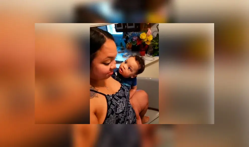 Desliza las imágenes para ver la curiosa reacción de un bebé al ver que su madre no quería invitarle su comida. Foto: ViralHog Desliza las imágenes para ver la curiosa reacción de un bebé al ver que su madre no quería invitarle su comida. Foto: ViralHog