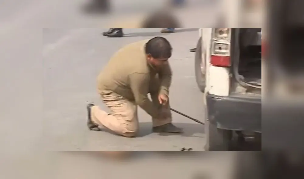 Conductores de buses afectados tuvieron que reparar sus llantas en plena avenida. (Foto: Captura de video / Canal N) Conductores de buses afectados tuvieron que reparar sus llantas en plena avenida. (Foto: Captura de video / Canal N)