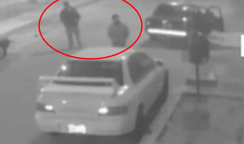 Cámaras de seguridad lograron captar el asalto al automóvil blanco. Créditos: América.