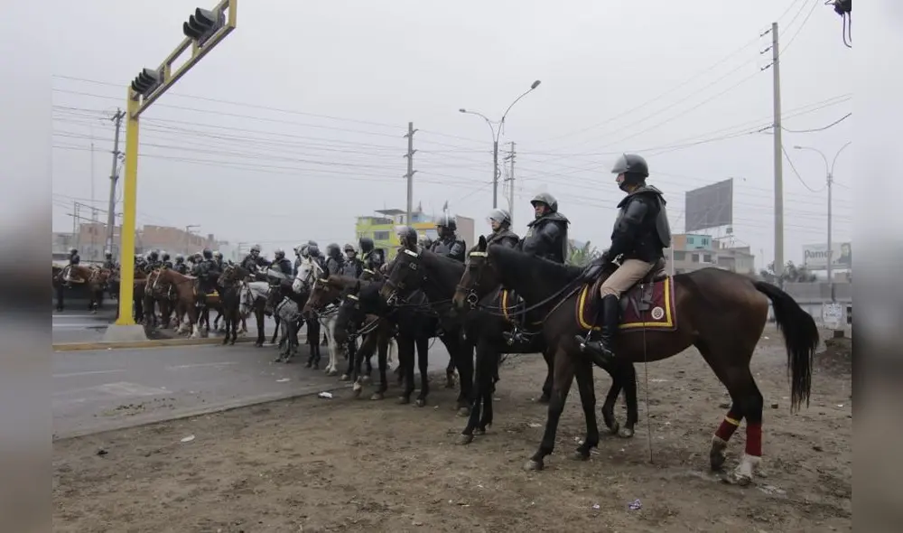 Manifestantes se movilizan por la anulación de los contratos de concesión con Rutas de Lima y Lamsac. Manifestantes se movilizan por la anulación de los contratos de concesión con Rutas de Lima y Lamsac.