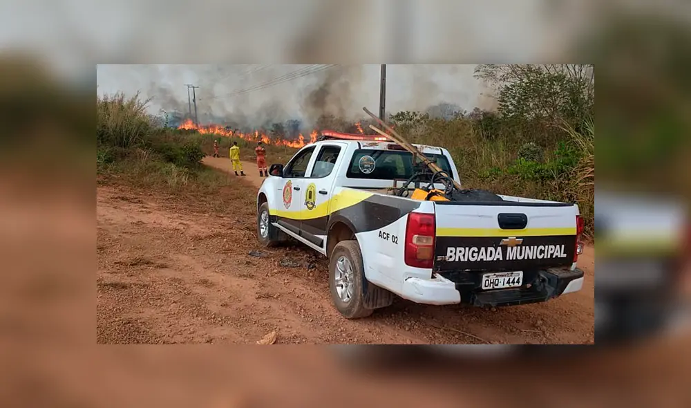Las autoridades locales intentan apagar el incendio. Foto: EFE.