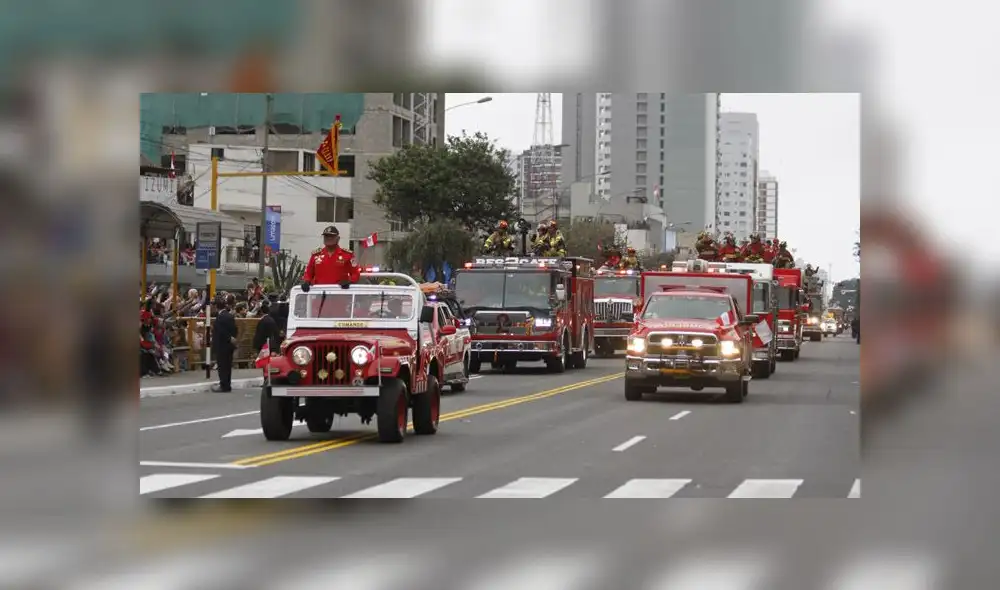 Familias enteras disfrutaron del variado y colorido cronograma del Desfile Militar. (Foto: La República)