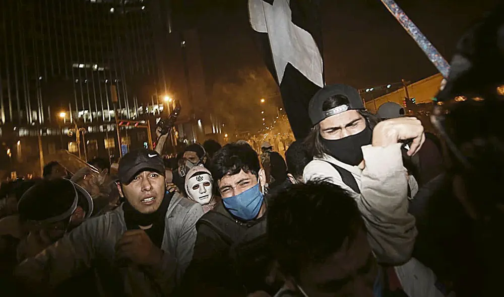 Gaseados. Manifestantes aseguraron que les lanzaron gases desde un helicóptero. Foto: John Reyes/La República