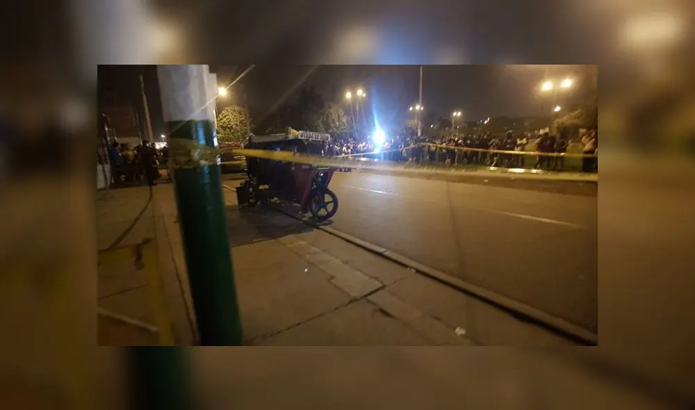 Cadáver de hombre se quedó en la mototaxi hasta la llegada de fiscal y policías. (Foto: Grace Mora / La República)
