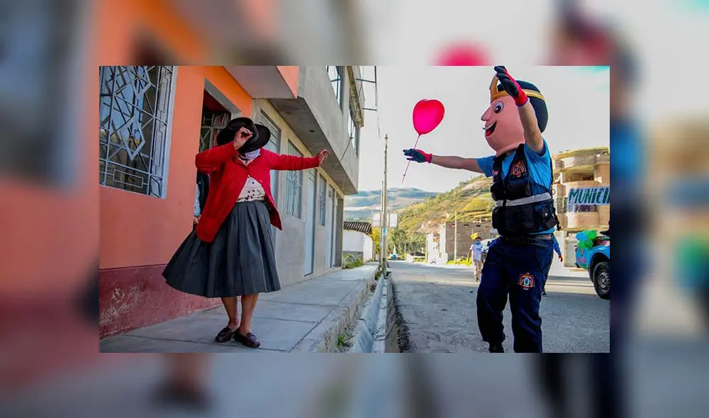 Miembros del serenazgo del distrito de San Jerónimo realizaron corso en homenaje a la madre. Miembros del serenazgo del distrito de San Jerónimo realizaron corso en homenaje a la madre.