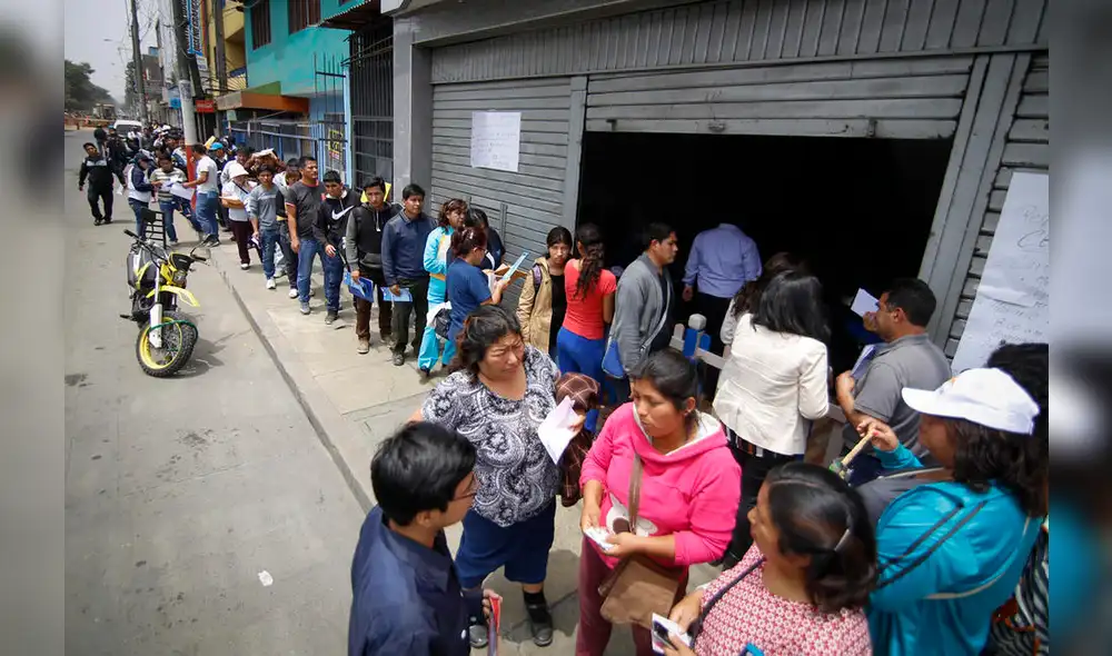 SJL: personas realizaron extensa 'cola' para censarse SJL: personas realizaron extensa 'cola' para censarse