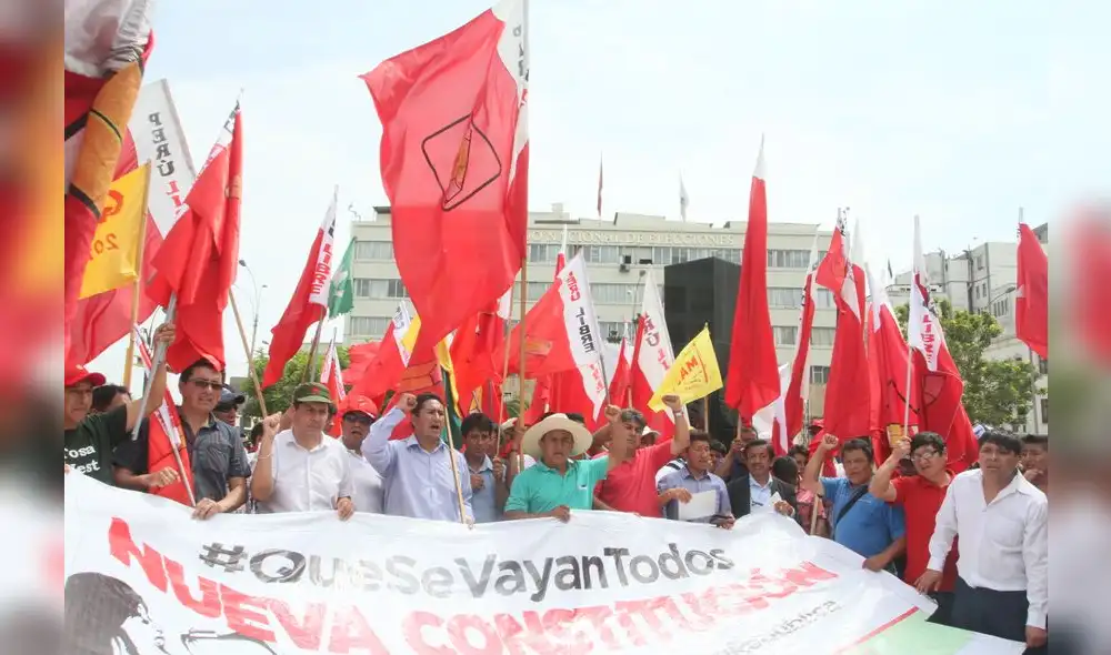 Frente político y pueblos nativos marcharon contra el indulto a Fujimori y por nueva Constitución Frente político y pueblos nativos marcharon contra el indulto a Fujimori y por nueva Constitución