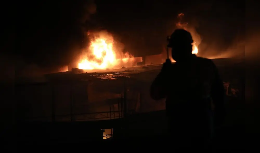 Incendio se registra cerca a la autopista Ramiro Prialé. / Créditos: Jorge Cerdan Incendio se registra cerca a la autopista Ramiro Prialé. / Créditos: Jorge Cerdan