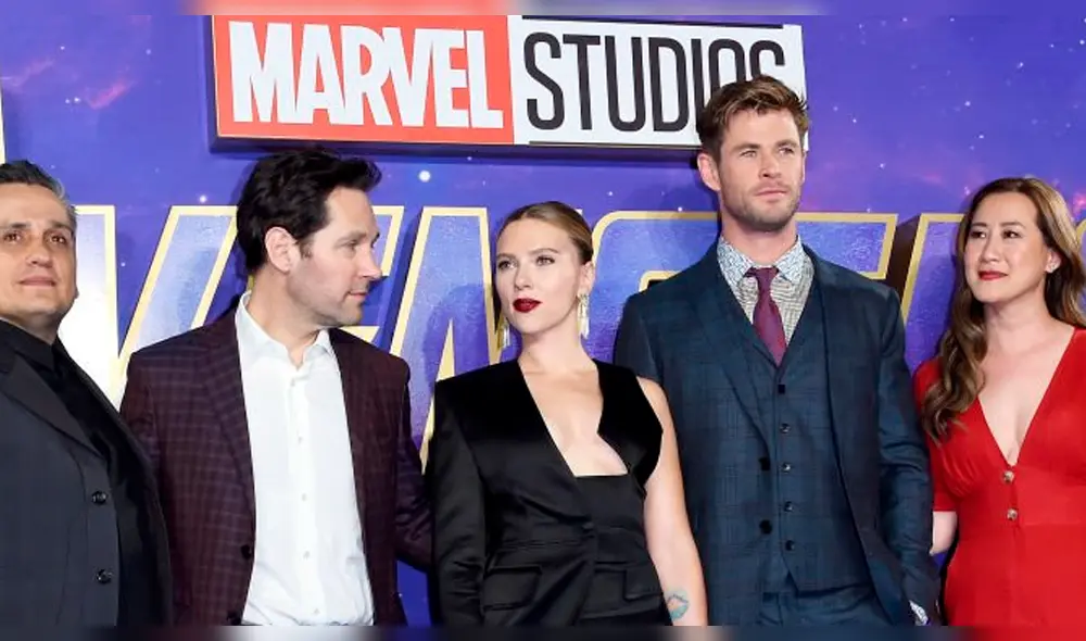 Scarlett Johansson luce increíble escote tras someterse a una reducción de busto