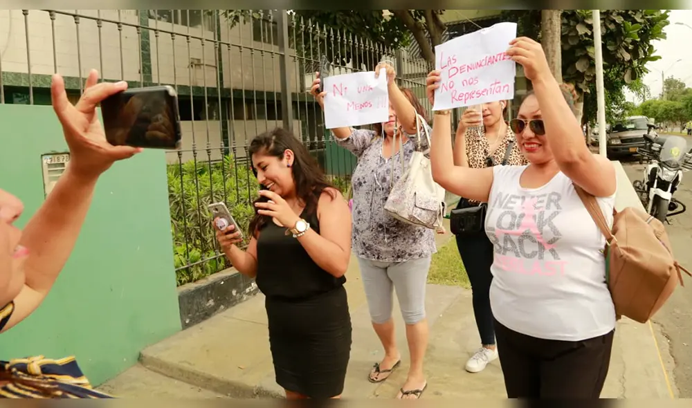 Un grupo de fans acompañó a Rodrigo González para mostrarle su respaldo. Foto: La República Un grupo de fans acompañó a Rodrigo González para mostrarle su respaldo. Foto: La República