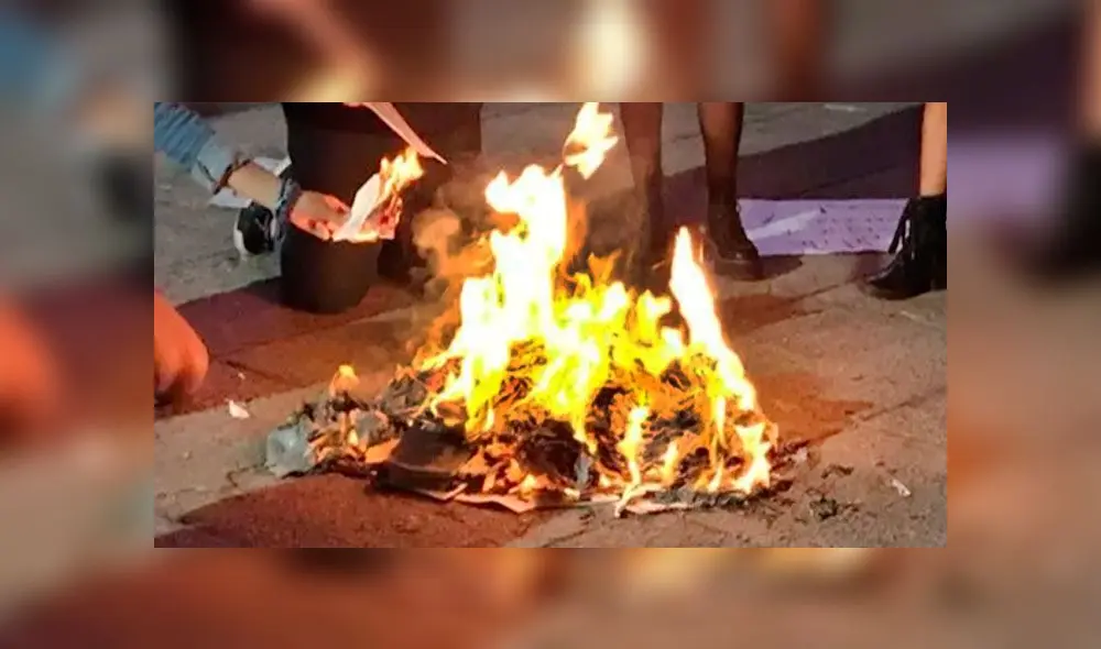 Feministas queman libros contra la homosexualidad en FIL de Guadalajara [FOTOS] 