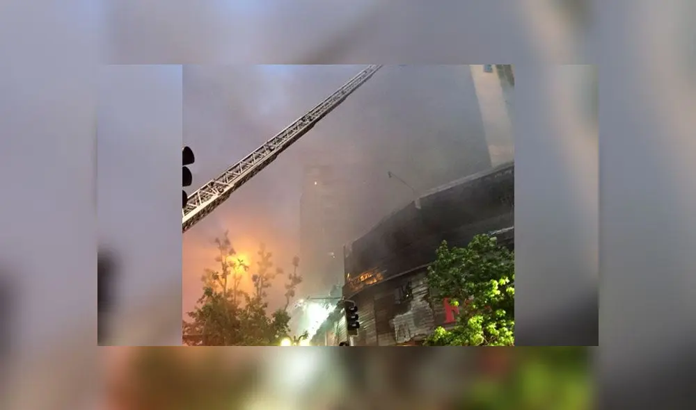 Incendio en edificio de Santiago de Chile fue causado en medio de las protestas contra Sebastián Piñera. Foto: Difusión Incendio en edificio de Santiago de Chile fue causado en medio de las protestas contra Sebastián Piñera. Foto: Difusión