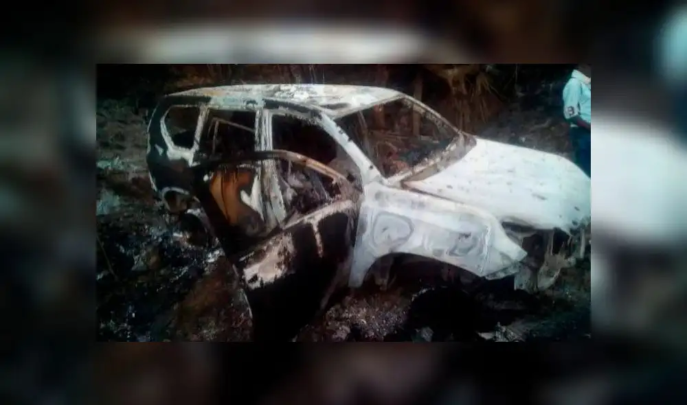 El auto donde fueron encontrados los cuerpos calcinados. Foto: @DefensoriaCol.