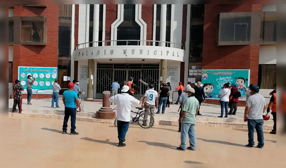 Trabajadores protestaron en el frontis del municipio de José L. Ortiz, tras recibir su sueldo incompleto. Trabajadores protestaron en el frontis del municipio de José L. Ortiz, tras recibir su sueldo incompleto.