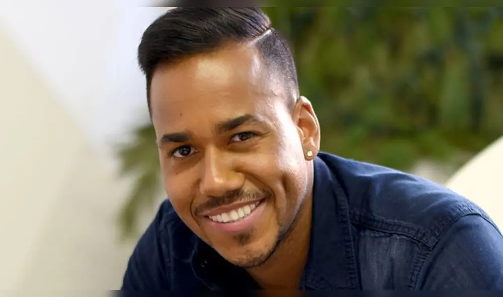 Romeo Santos aparece arrodillado y desnudo para dar importante noticia