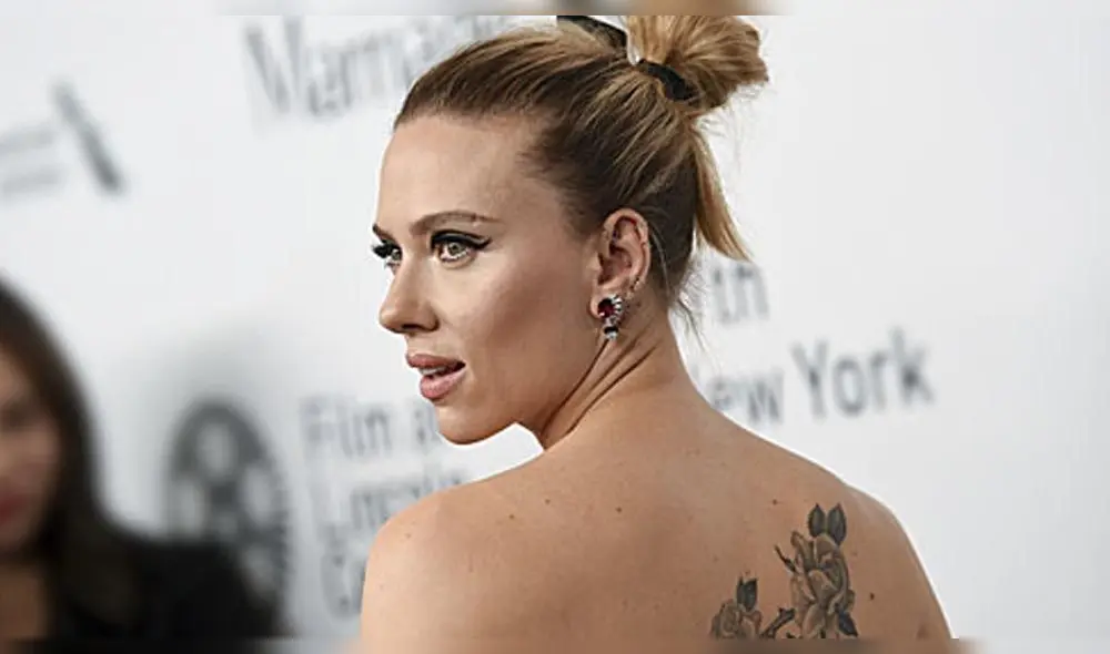 Scarlett Johansson da la espalda y revela sexy parte de su cuerpo