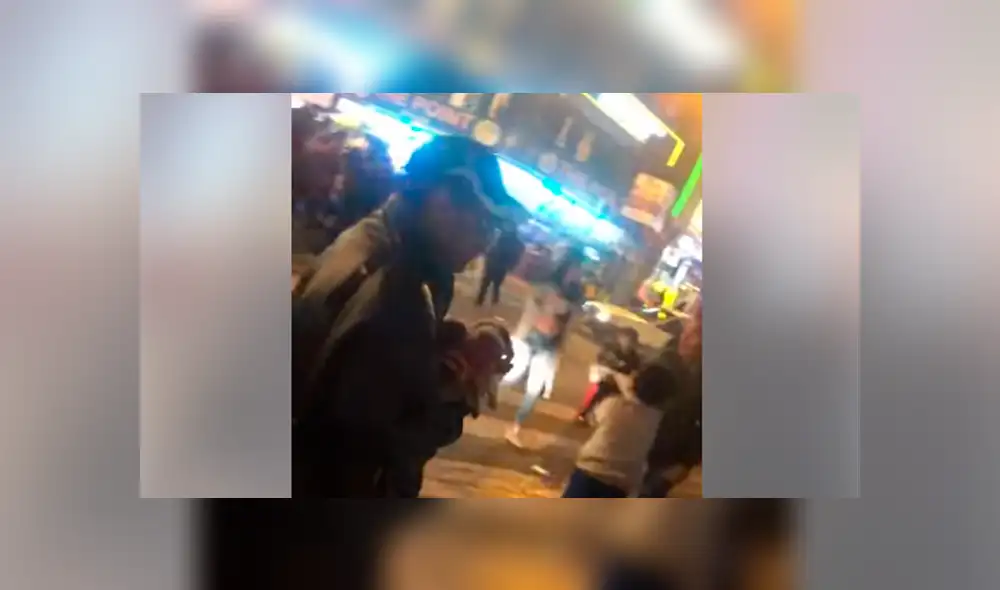 Este es el hombre que vende cachorros afuera del Mega Plaza. Este es el hombre que vende cachorros afuera del Mega Plaza.