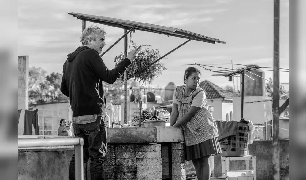 Alfonso Cuarón en plena dirección junto a Yalitza Aparicio.