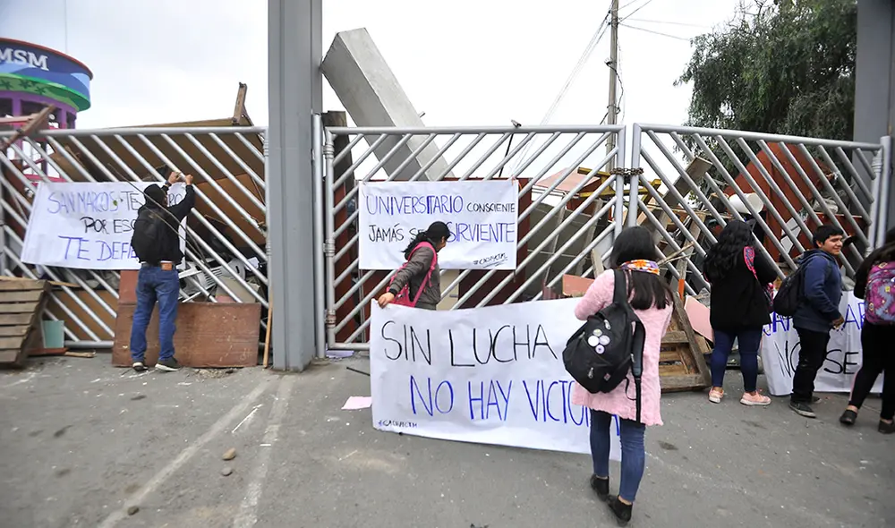 Alumnos de San Marcos formaron cadena humana para impedir el ingreso de los policías [FOTOS]
